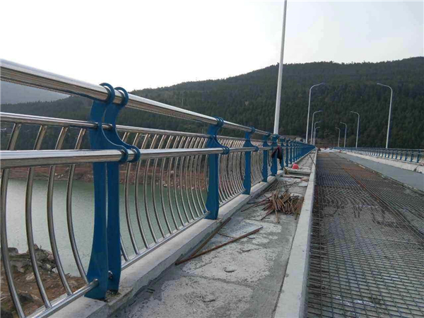 双鸭山不锈钢桥梁护栏的特点及其在桥梁安全中的重要作用