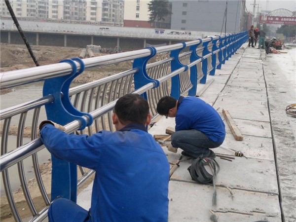 双鸭山不锈钢桥梁护栏除锈维护的重要性及其方法