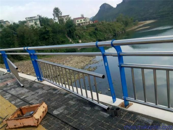 双鸭山不锈钢复合管护栏是一种卓越的防护材料